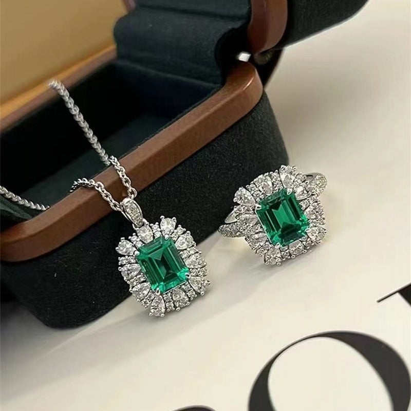 Ultra-shiny Elegant Emerald Set Ring For Women
