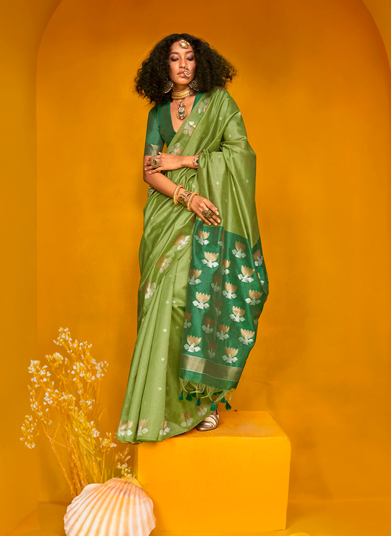 Green handloom silk saree featuring traditional zari weaving design