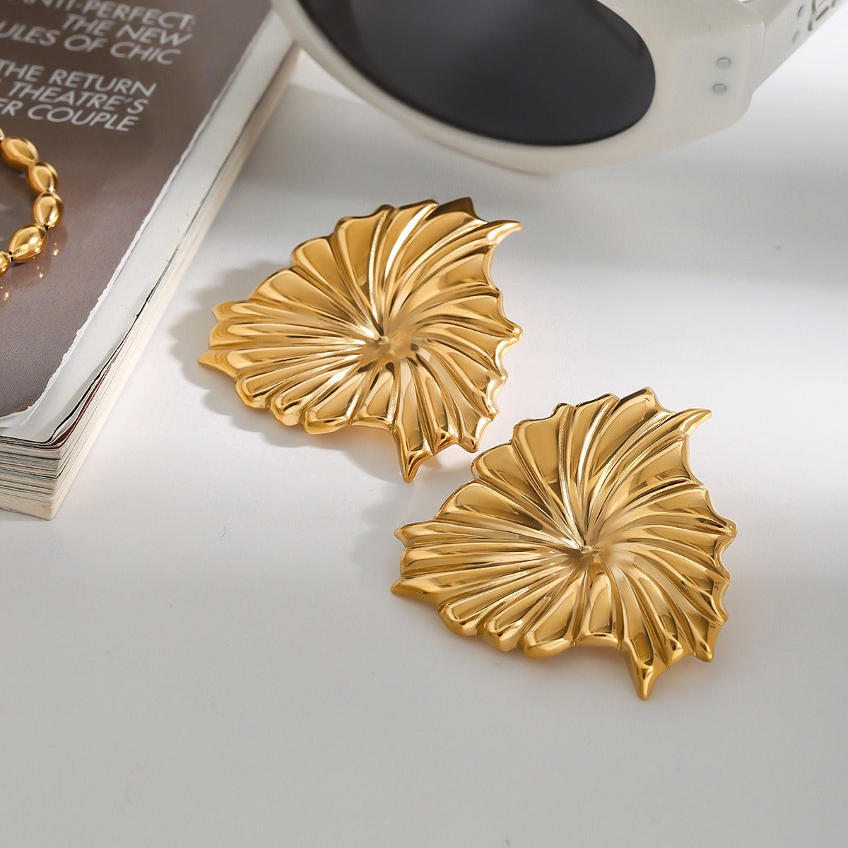 18K gold geometric shape with texture design high-end earrings