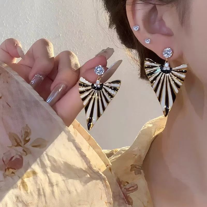 European Style Contrast Color Earrings Retro Goddess Statement