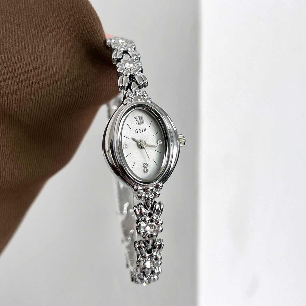 Women's Light Luxury Retro Fashion Exquisite Compact Watch
