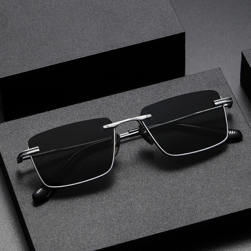 Unisex pure titanium polarized sunglasses with a retro-British design