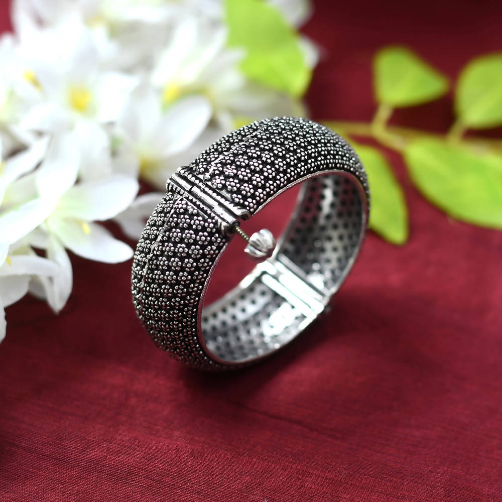 Silver-Plated Screw-Type Handcrafted Bracelet