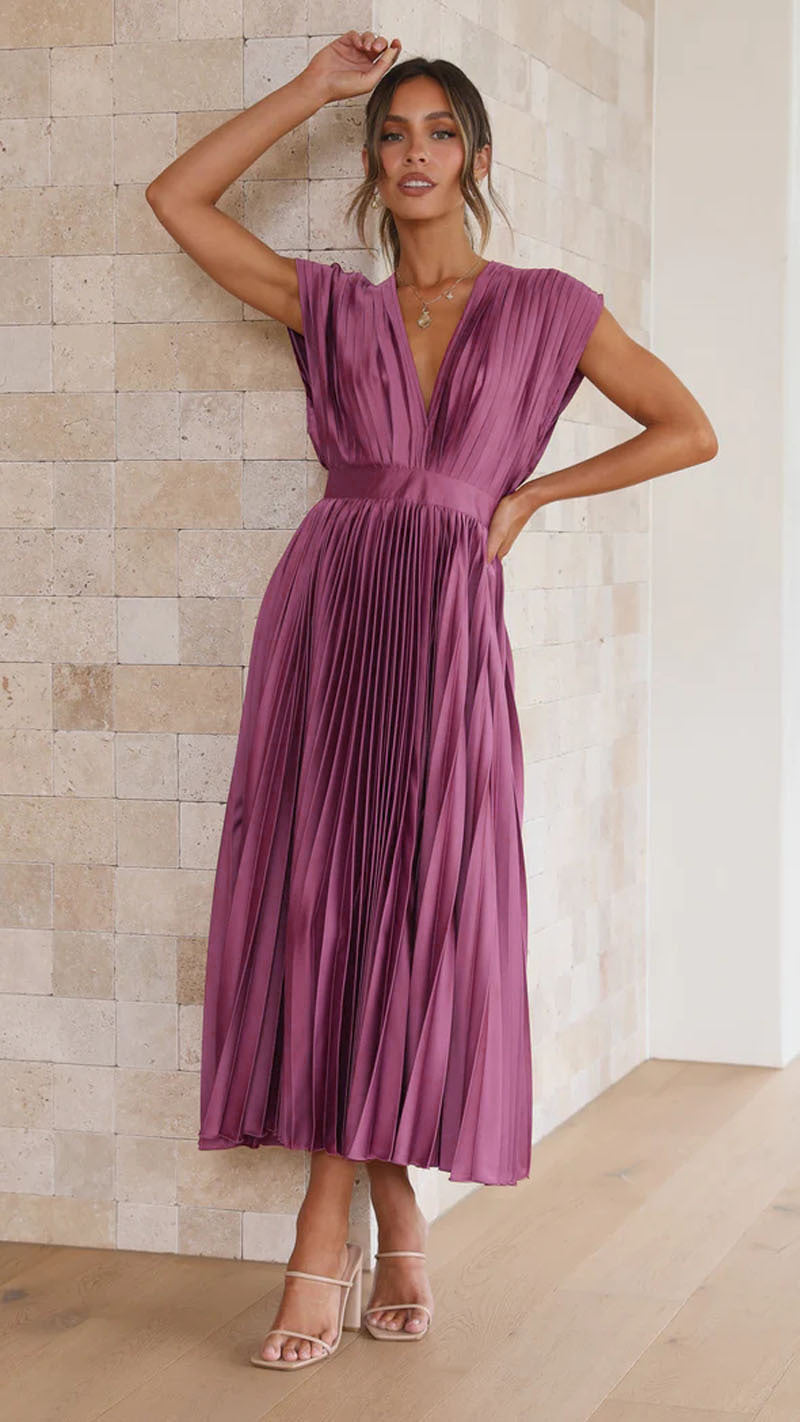 Elegant pleated sleeveless casual dress with zipper detail and lace-up design