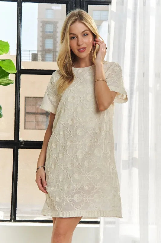 Applique Round Neck Short Sleeve Shift Dress in Cream