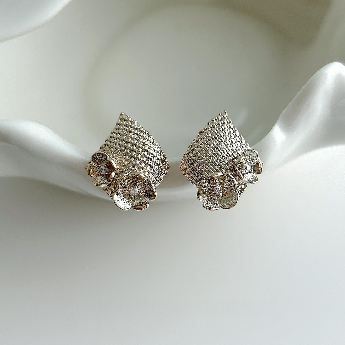 Hollow-out Diamond-shaped Flower Earrings For Women