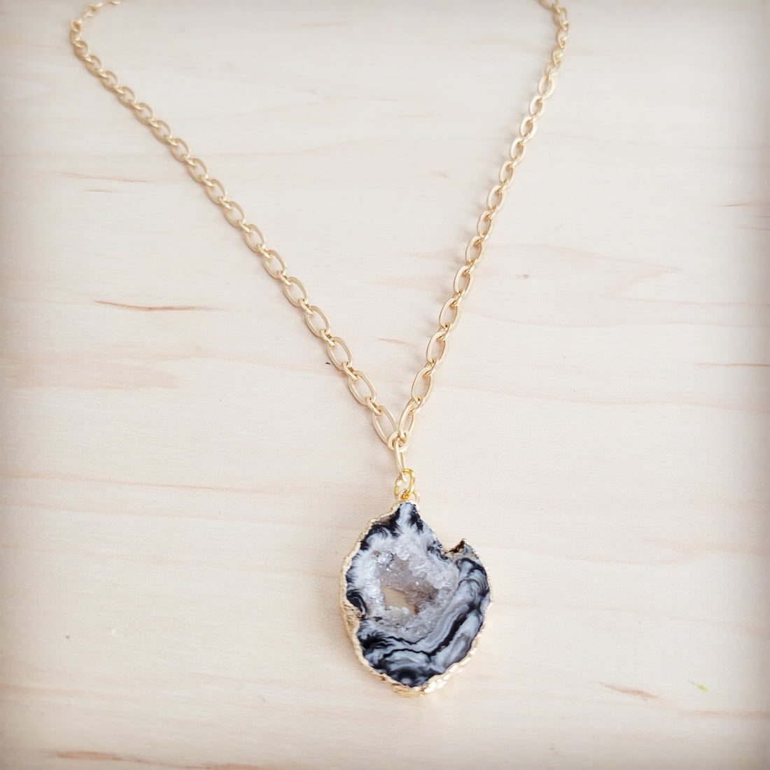 Gilded Black Agate Pendant Necklace with Beaded Chain Detail - Image 5