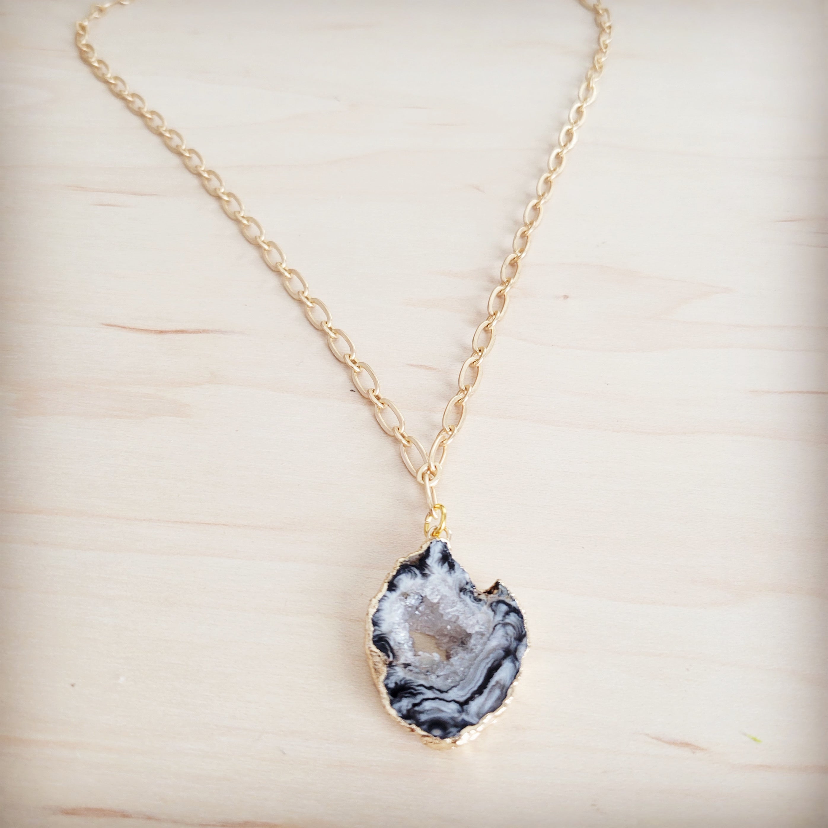 Gilded Black Agate Pendant Necklace with Beaded Chain Detail - Image 5