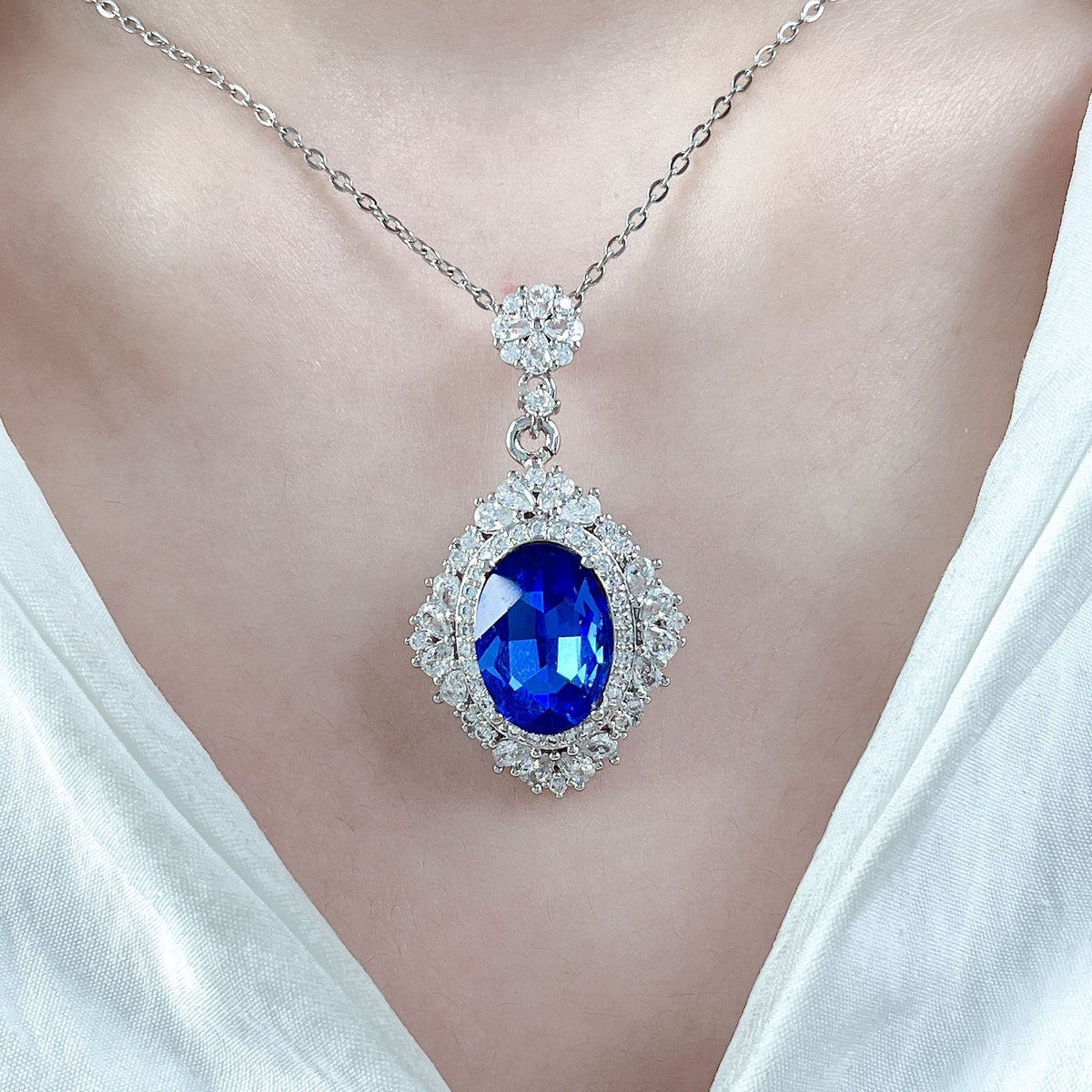 Full Diamond Luxurious And Elegant Royal Blue Necklace