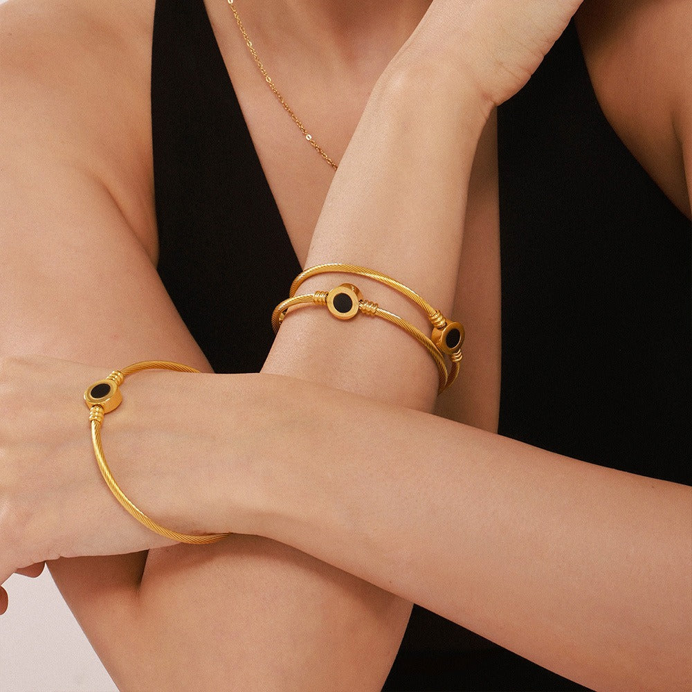 18K gold twill with round inlaid gemstone design noble and elegant bracelet