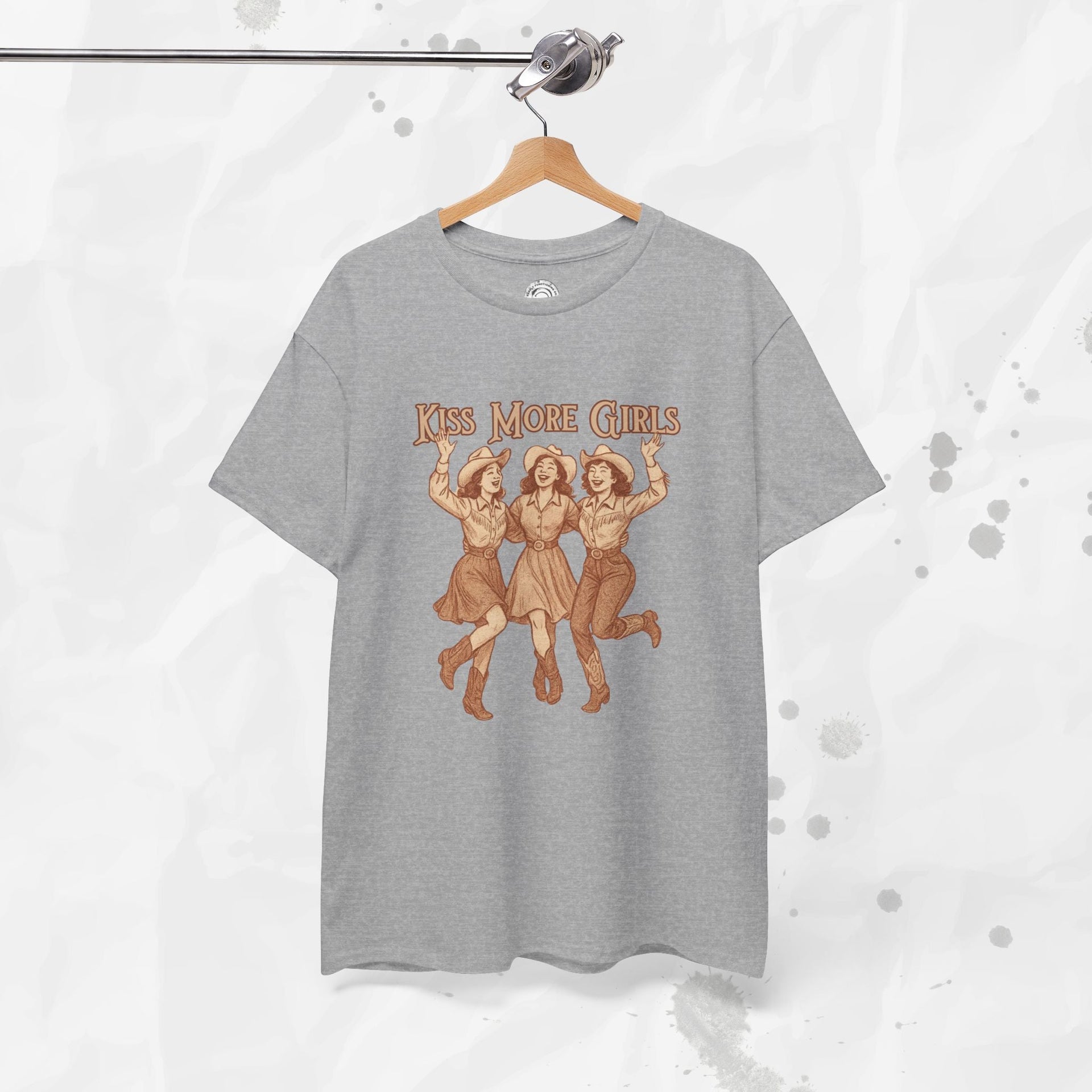 Kiss More Girls – T-Shirt