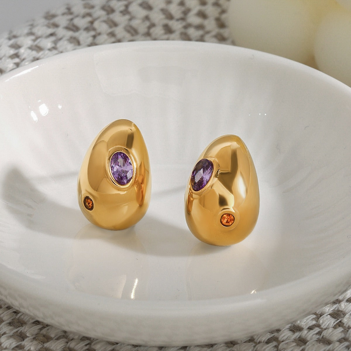18K gold teardrop-shaped earrings inlaid with gemstones