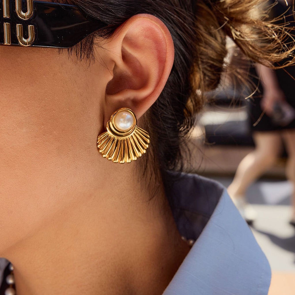 Fan-shaped Striped Stud Earrings For Women With Faux Pearl Inlay And Made Of Stainless Steel