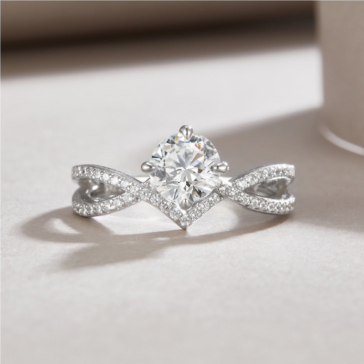 S925 Silver 3.3g Platinum Plated Moissanite Ring, 1ct 6.5mm D VVS1 Criss Cross Band, GRA Certified US 5-9