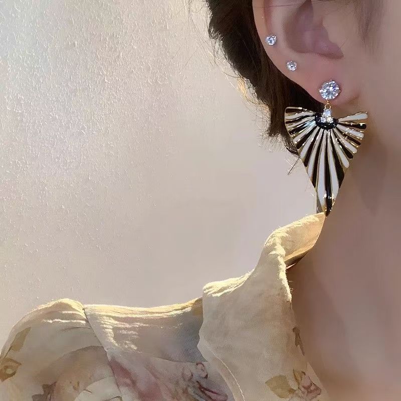 European Style Contrast Color Earrings Retro Goddess Statement