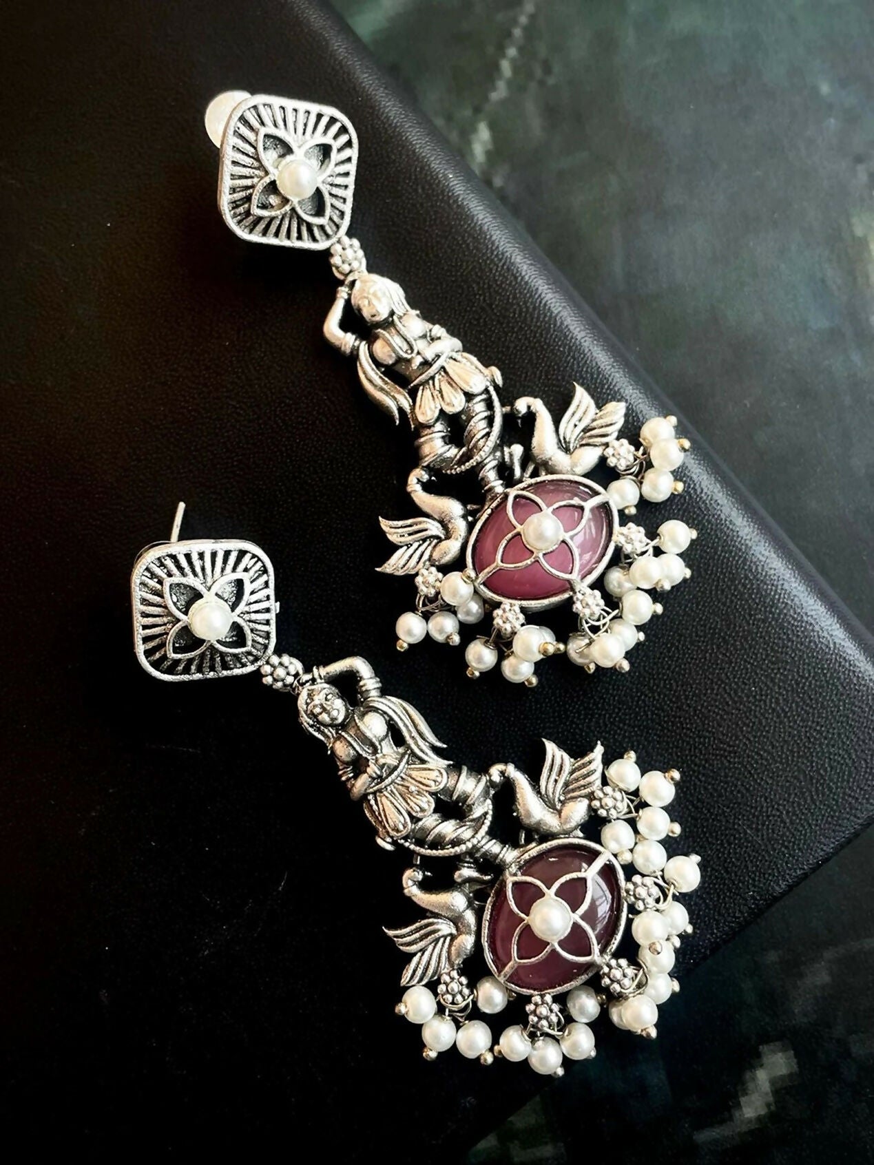 Vintage-style oxidized brass earrings featuring vibrant Monalisa stones for a bohemian look.