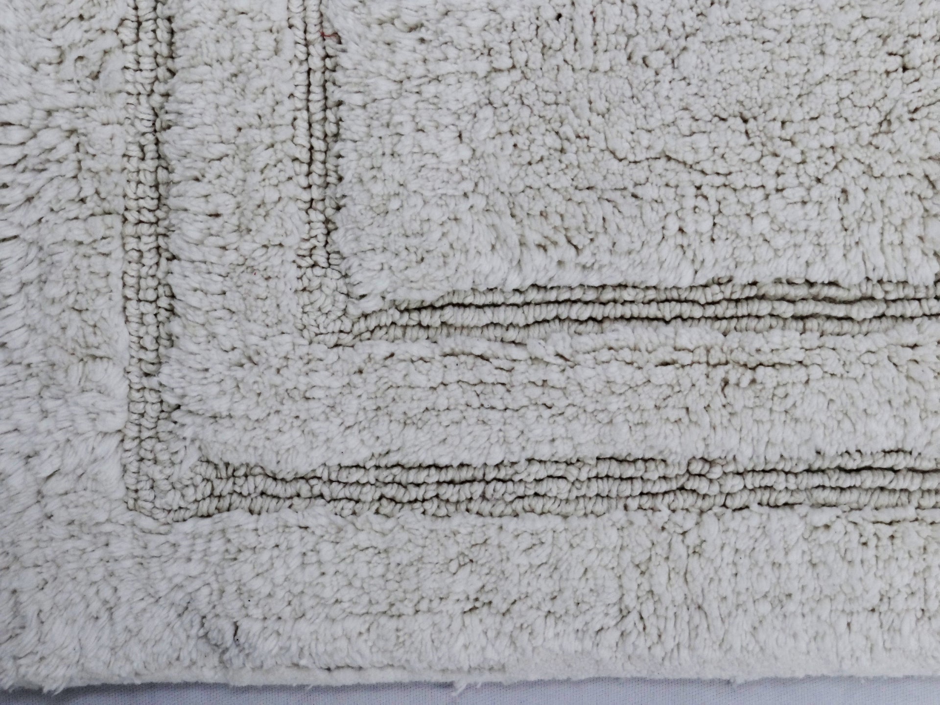 CHICOS HOME Ivory Color Plain Bath Rug 20" x 32"