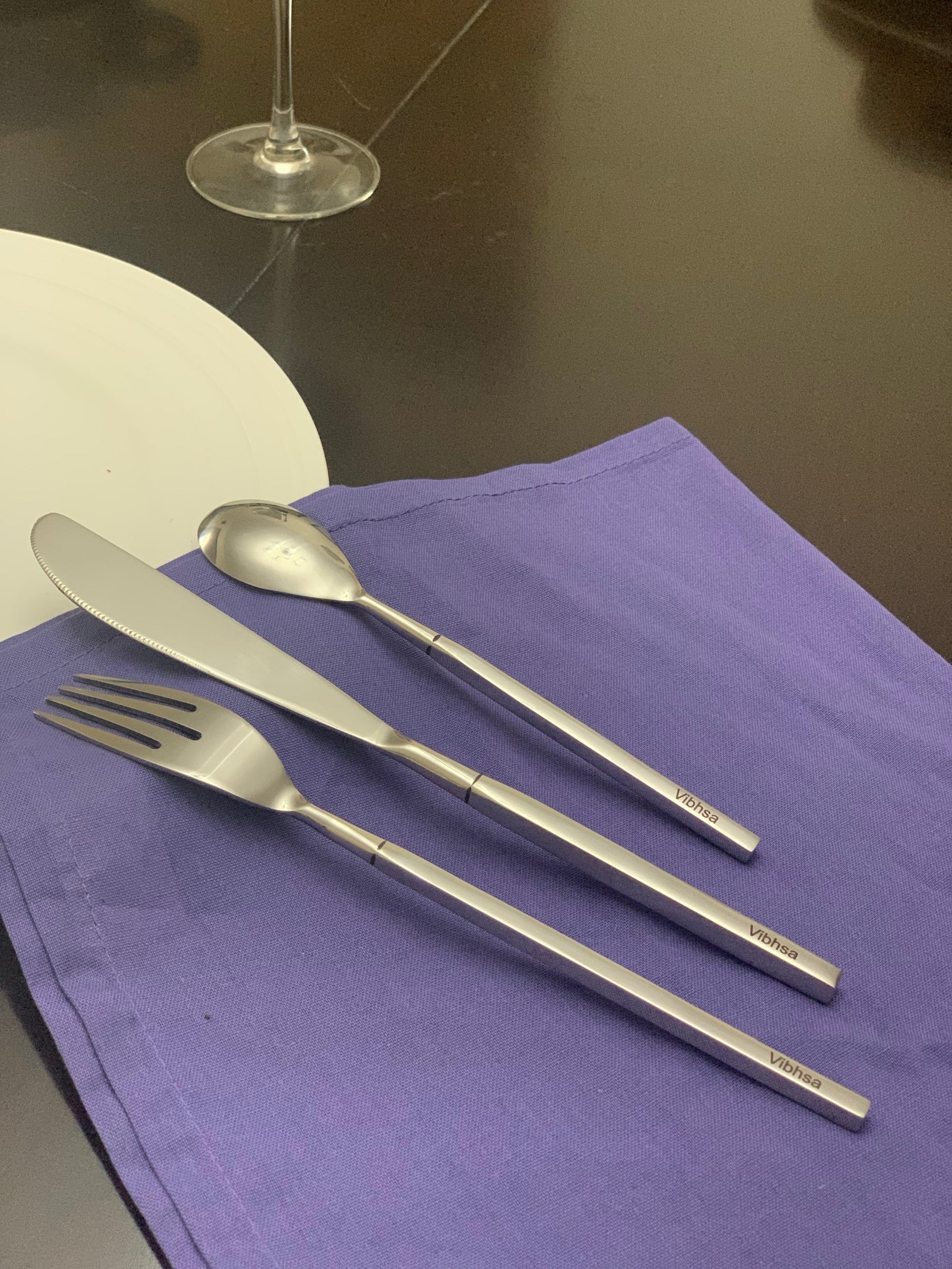 Vibhsa 18-PC Flatware Set (Dinner Knife, Dinner Fork, Dessert Spoon)
