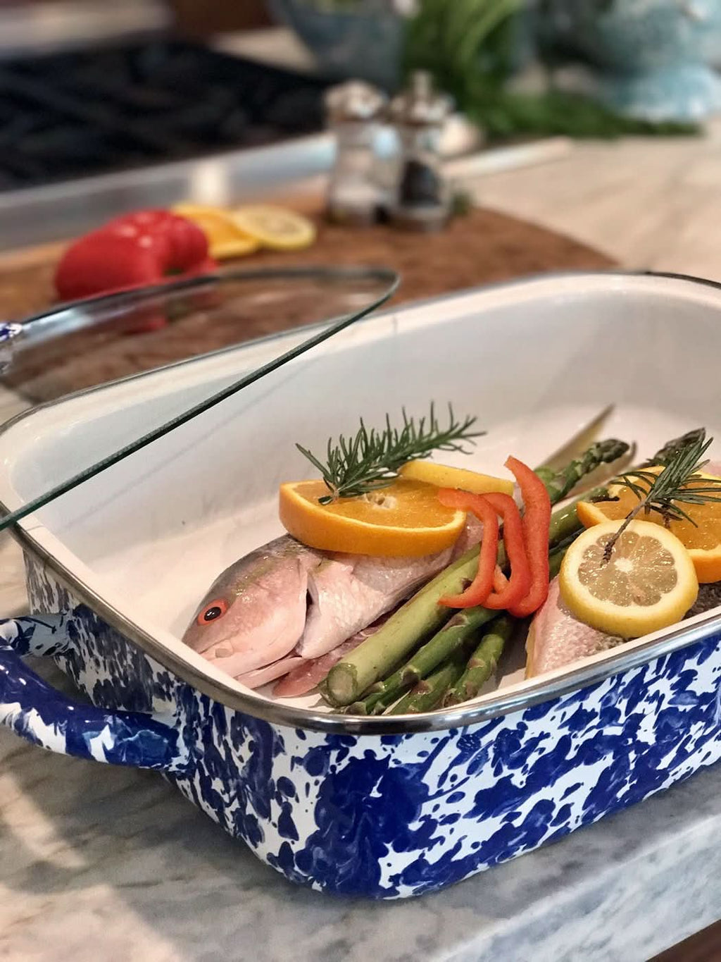 10.5qt Enamelware Roasting Pan with Tempered Glass Lid, Black Swirl