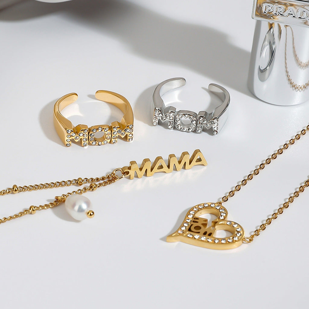18K gold heart with the letters "MOM" exquisite design of the necklace and ring set