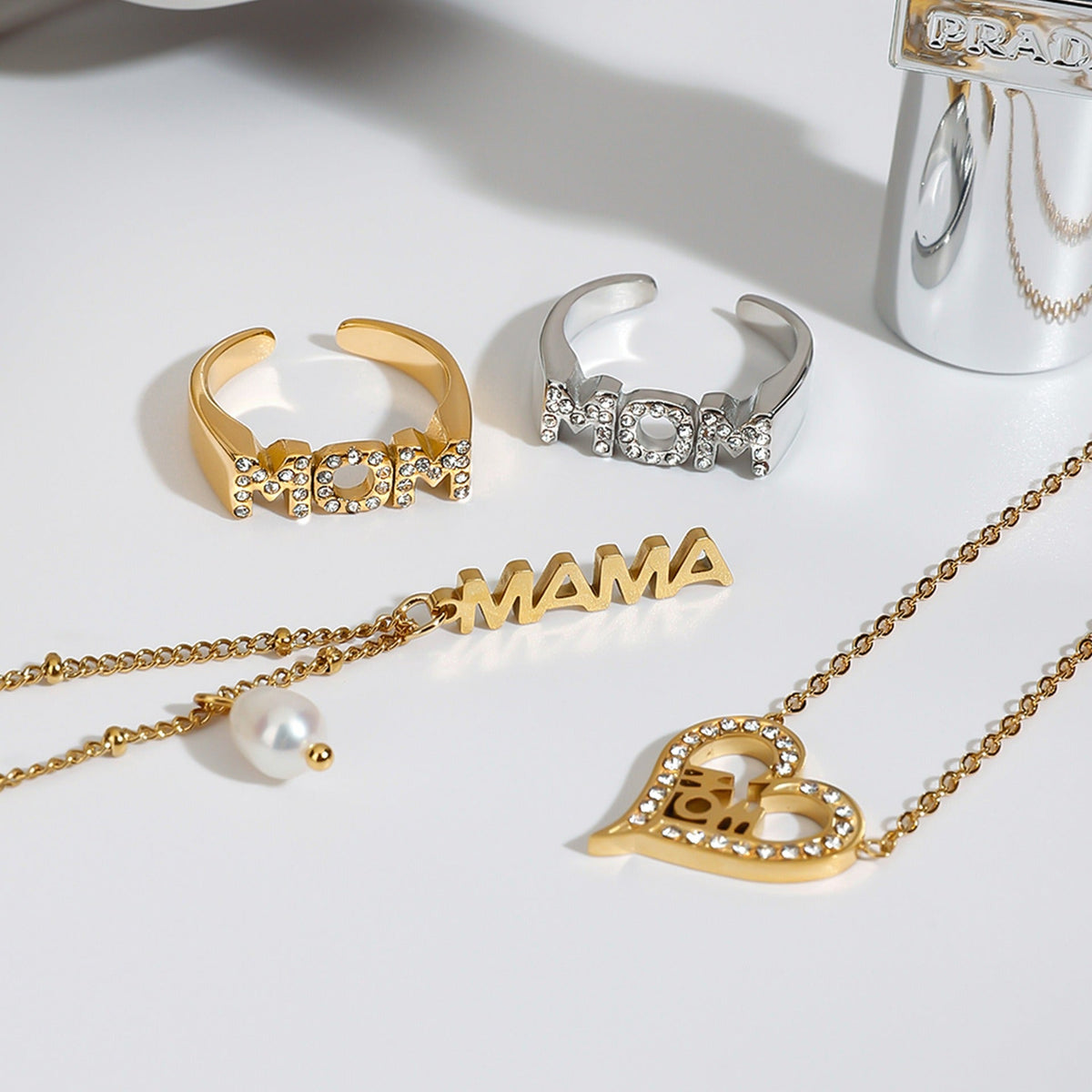 18K gold heart with the letters "MOM" exquisite design of the necklace and ring set