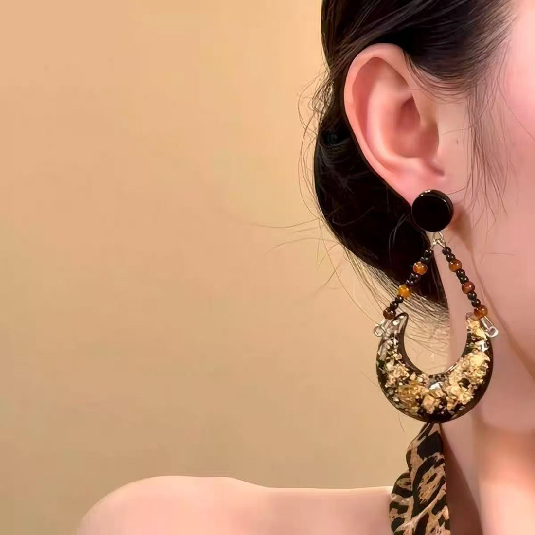 Retro Moon Beaded Stud Earrings – Black and Gold Niche Jewelry