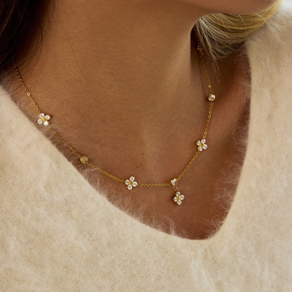 18K Gold Four-Leaf Clover Zircon Necklace – Elegant Luck Pendant