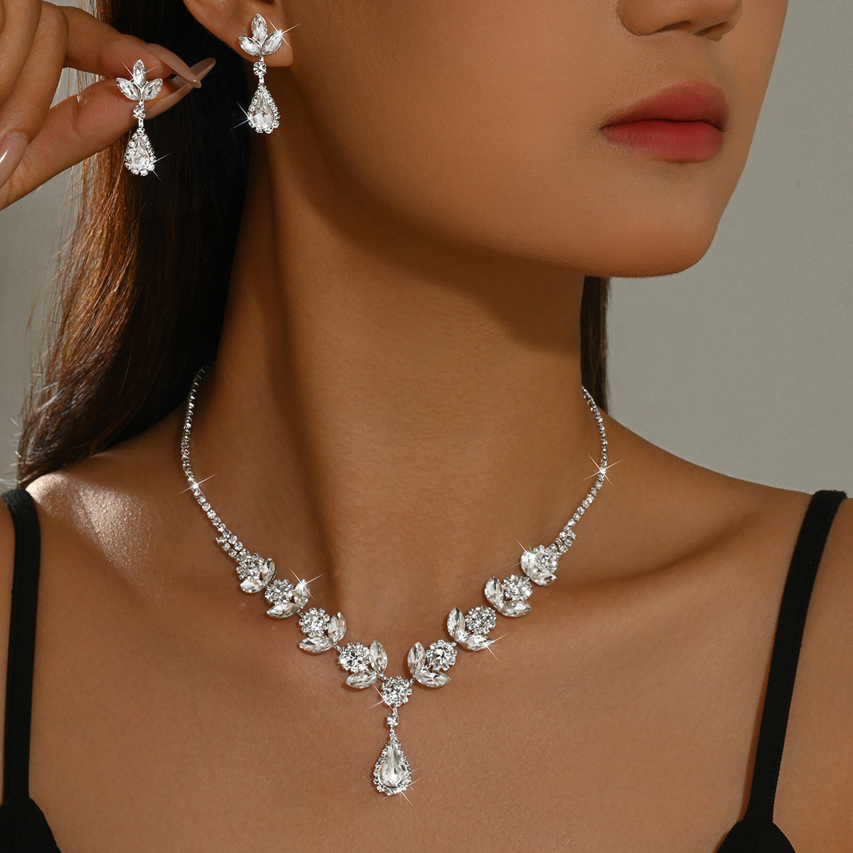 Womens Elegant Bridal 2 Pcs Rhinestone Set,Gold Tone Floral Leaf Teardrop Necklace And Dangle Earrings For Wedding Party Wear