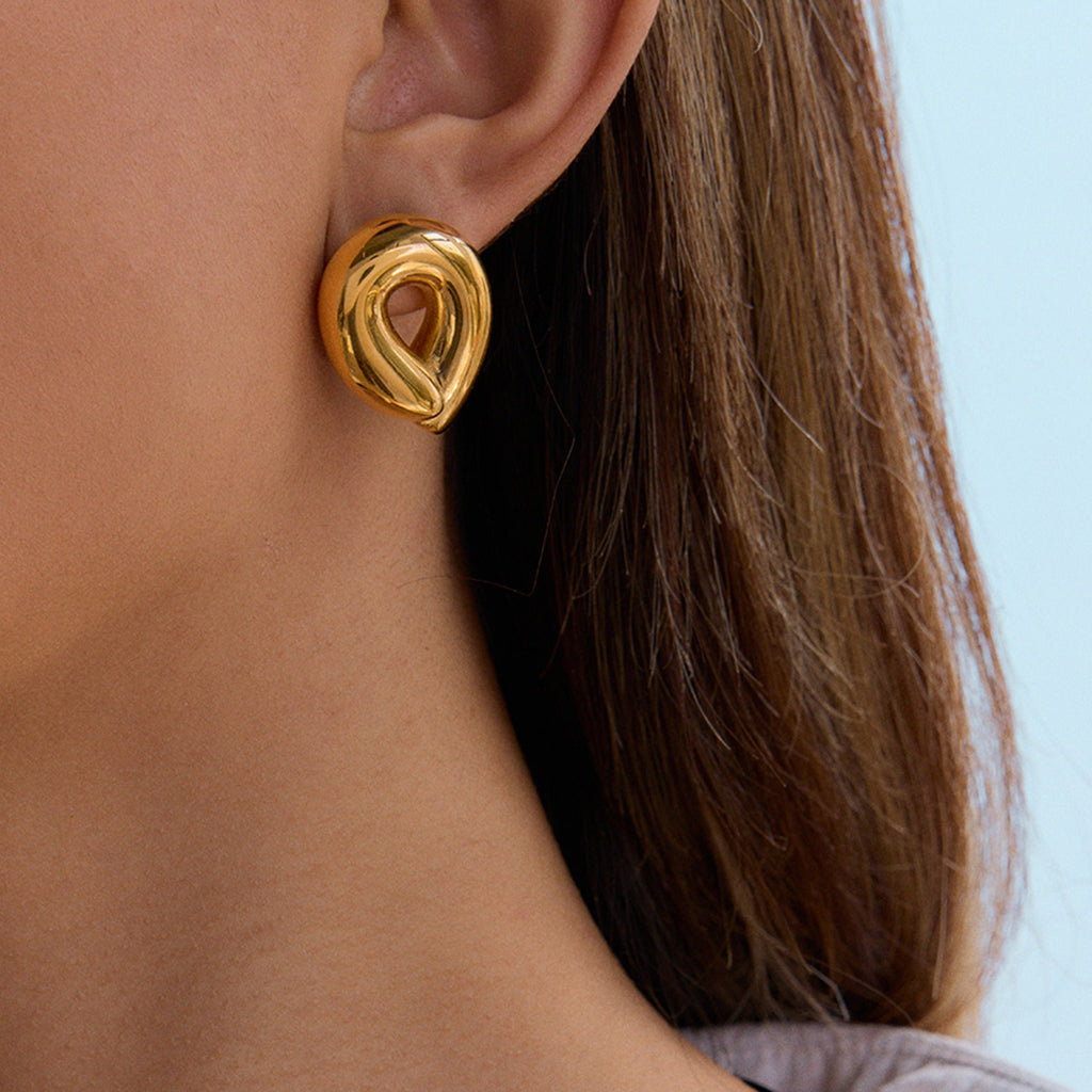 18K gold teardrop-shaped hollow design simple and elegant earrings