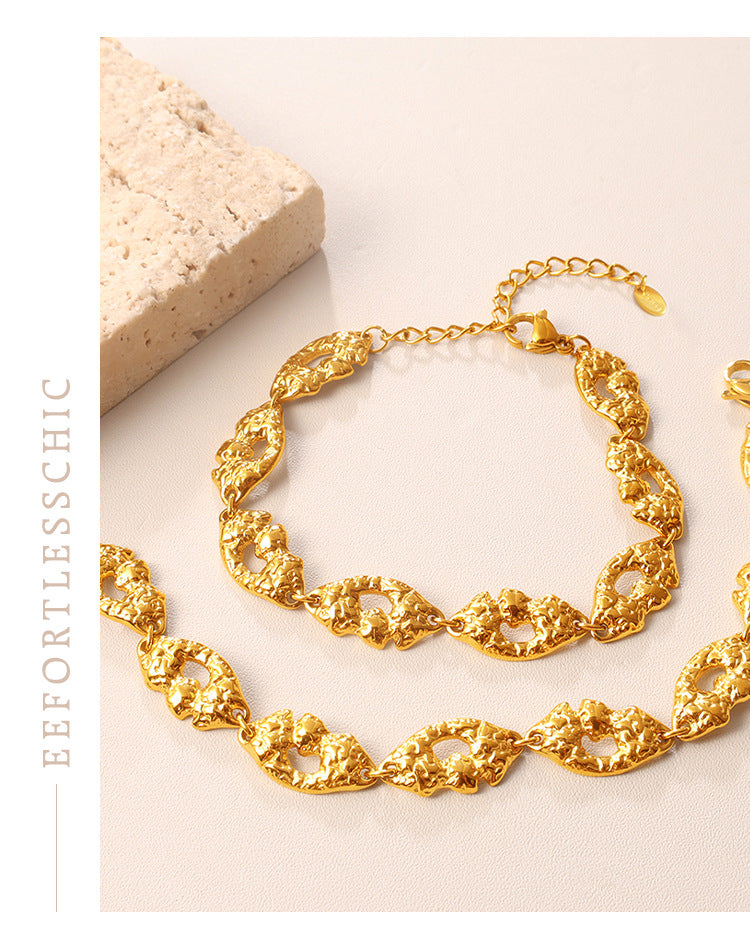 Gold Texture Hollowed-out Hand Accessory With Retro Texture, Niche Design, With Tiny Diamond Inlays, Adjustable Bracelet