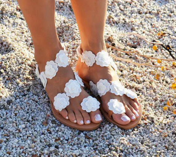Women's Floral Flat Sandals with Toe Ring Design - Image 8