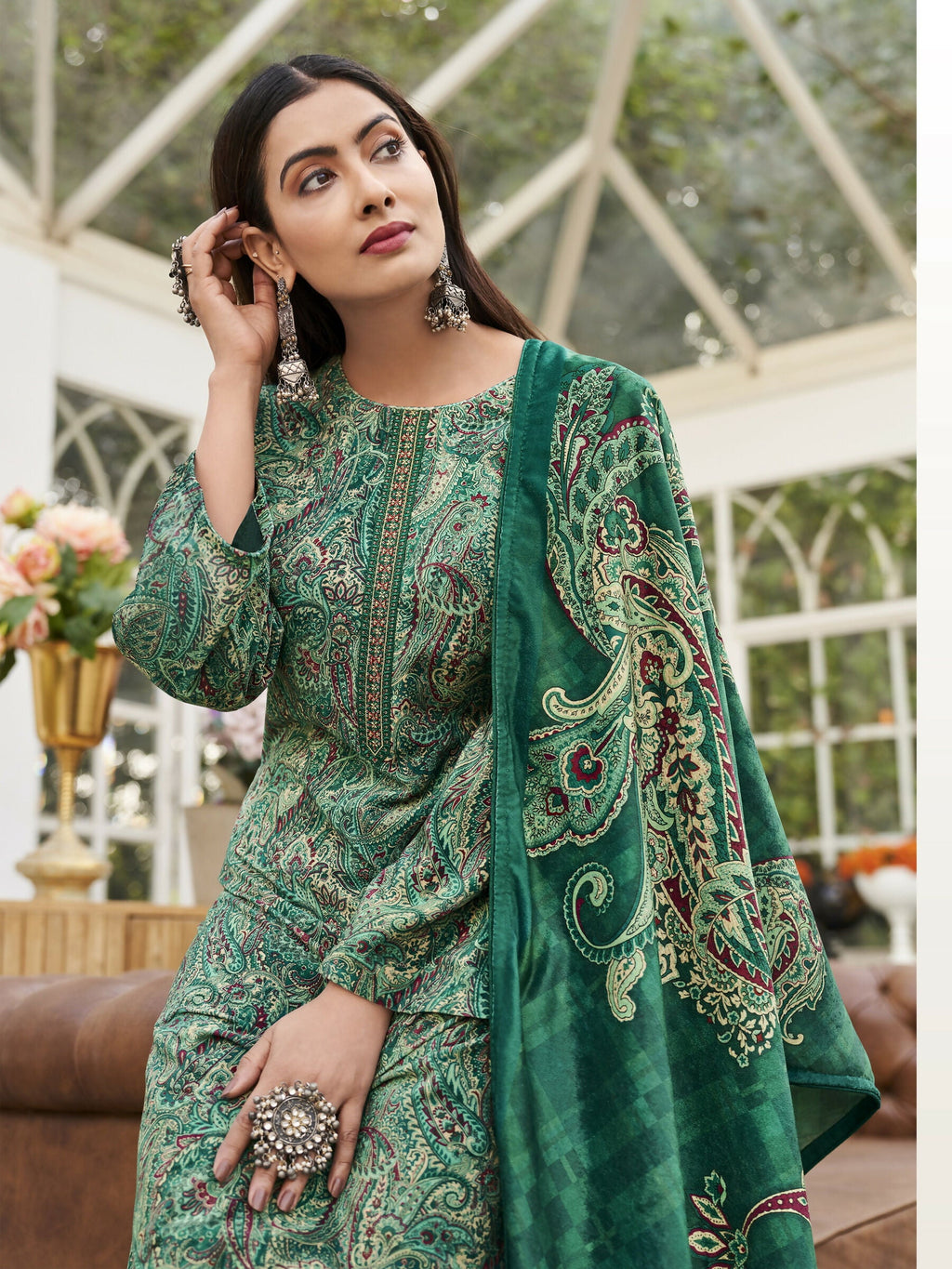 Women's Green Velvet Straight Kurta Set with Resham Thread Work