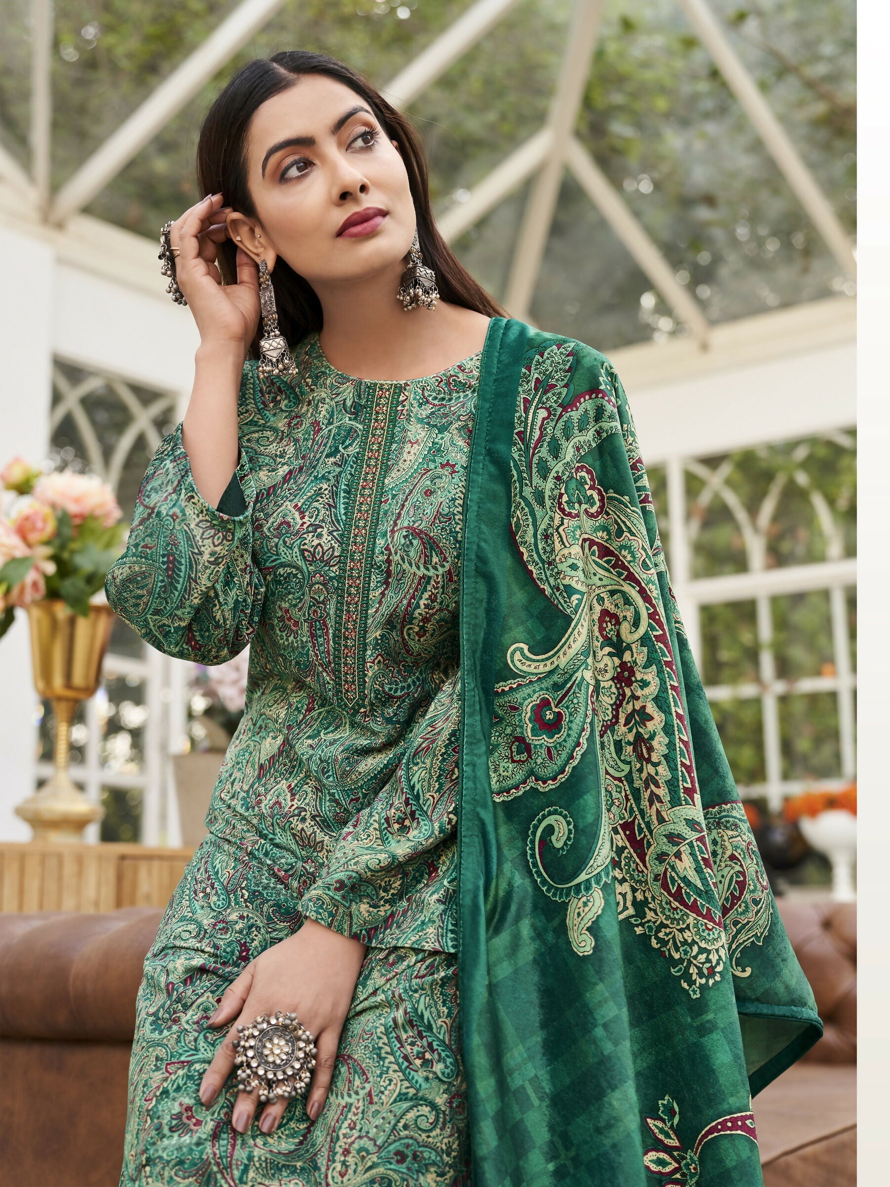 Women's Green Velvet Straight Kurta Set with Resham Thread Work