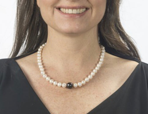 18-inch Freshwater Pearl Necklace with Black Central Pearl - Image 4