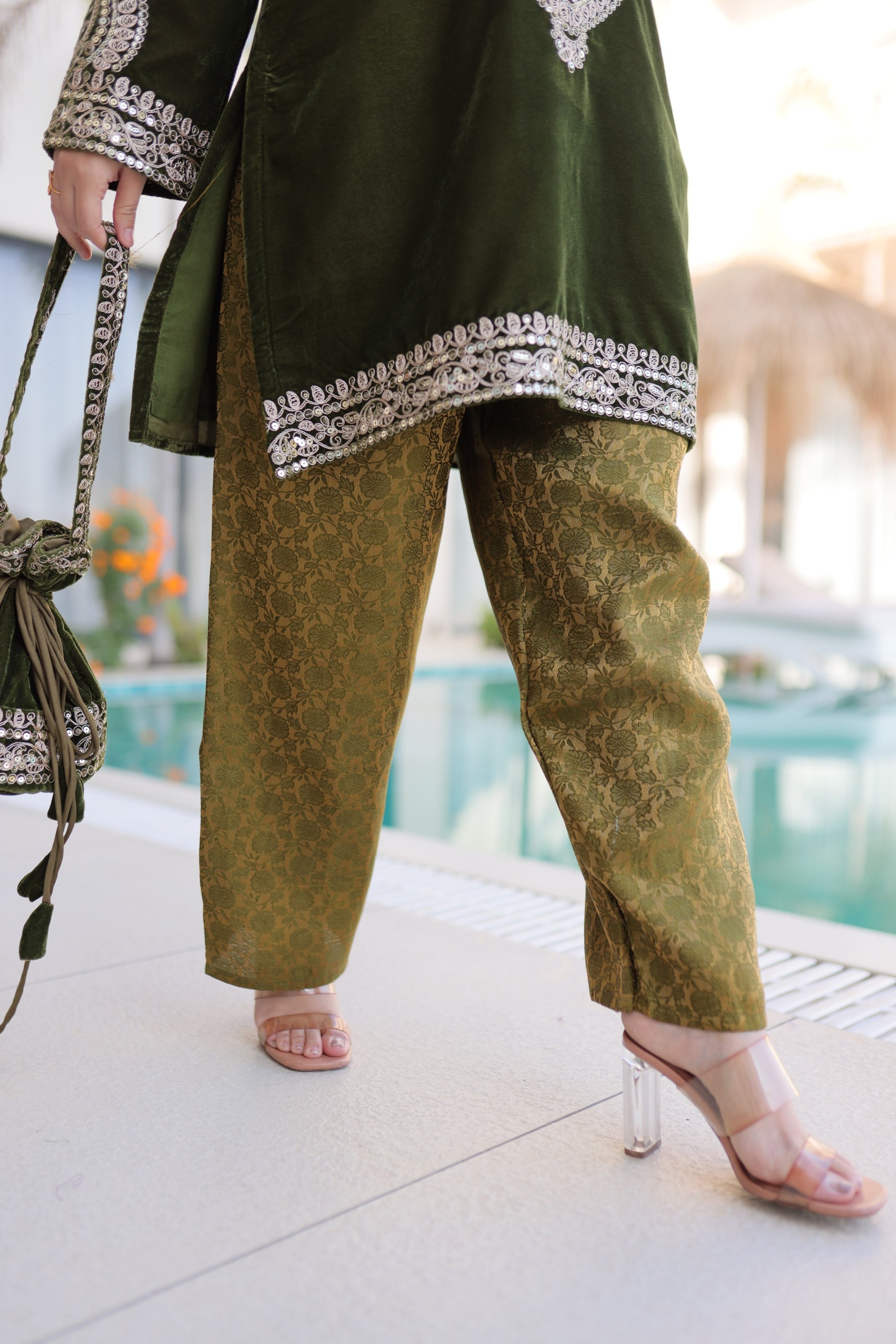 Mehendi 9000 Velvet Zari Embroidered Kurta Pant Set with Batwa