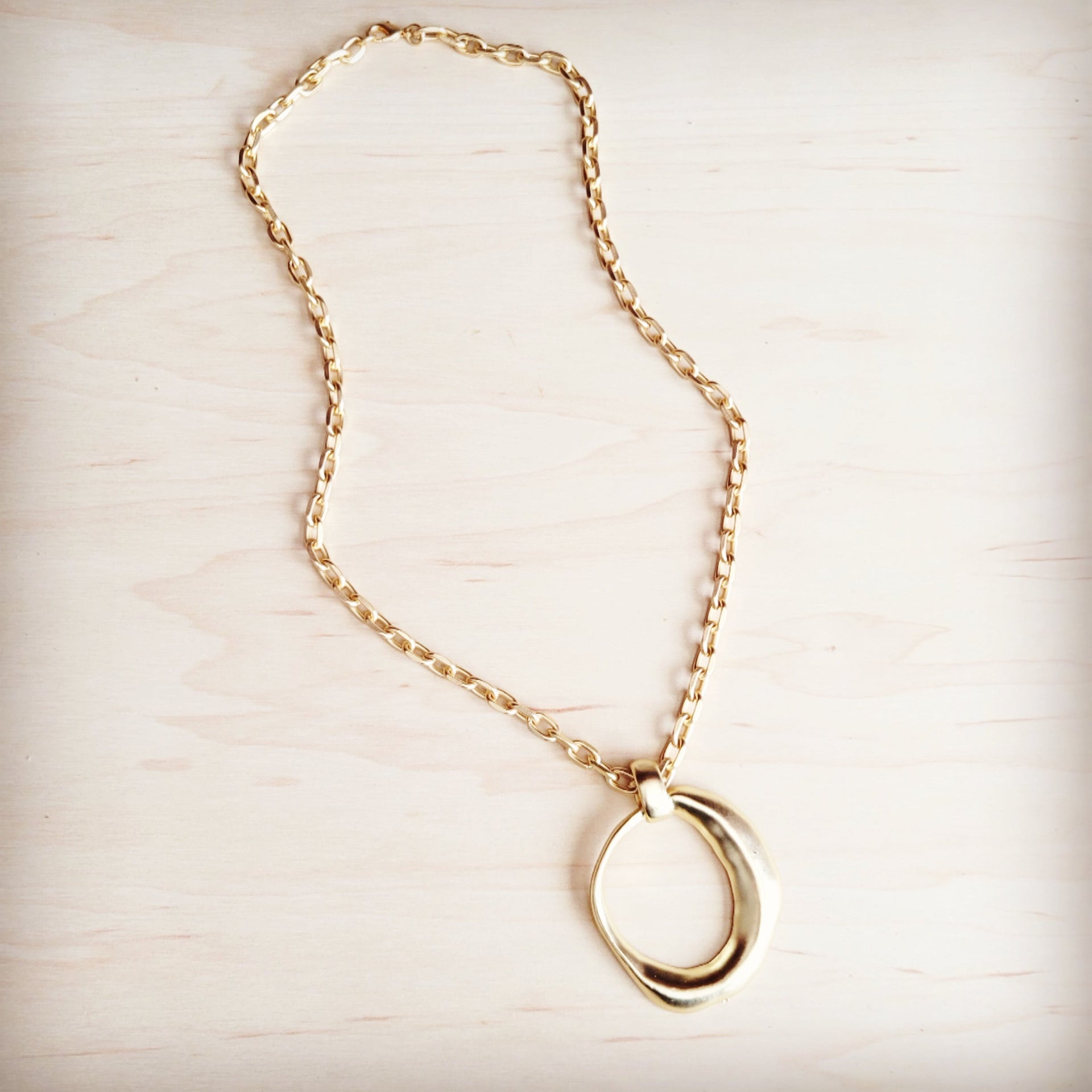 **Matte Gold Chain Necklace w/ Oval Pendant 257ky