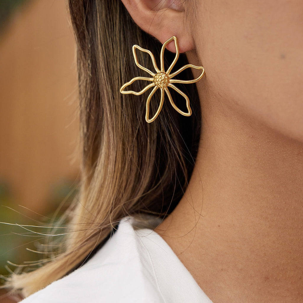 18K Gold Minimalist Wire Flower Stud Earrings for Women