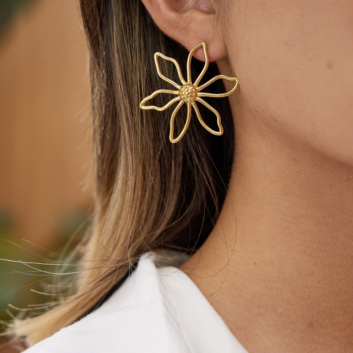 18K Gold Minimalist Wire Flower Stud Earrings for Women