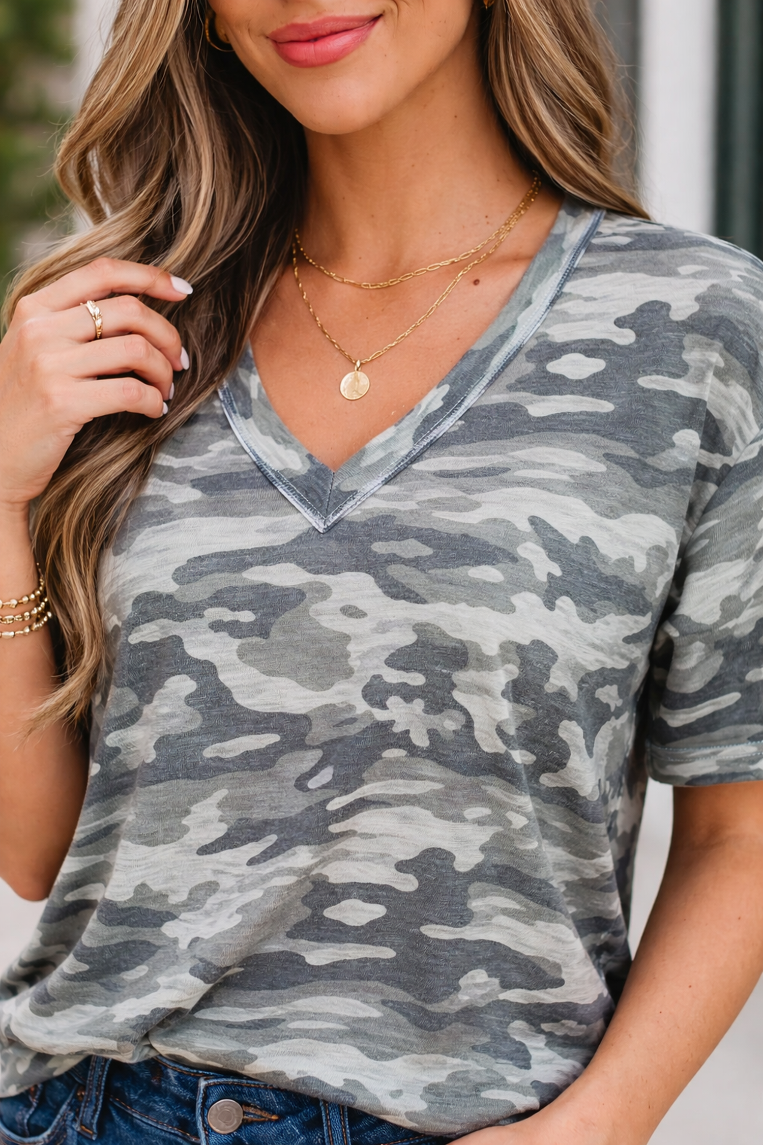 Nala Print Raw Edge V-Neck Tee in Grey and White