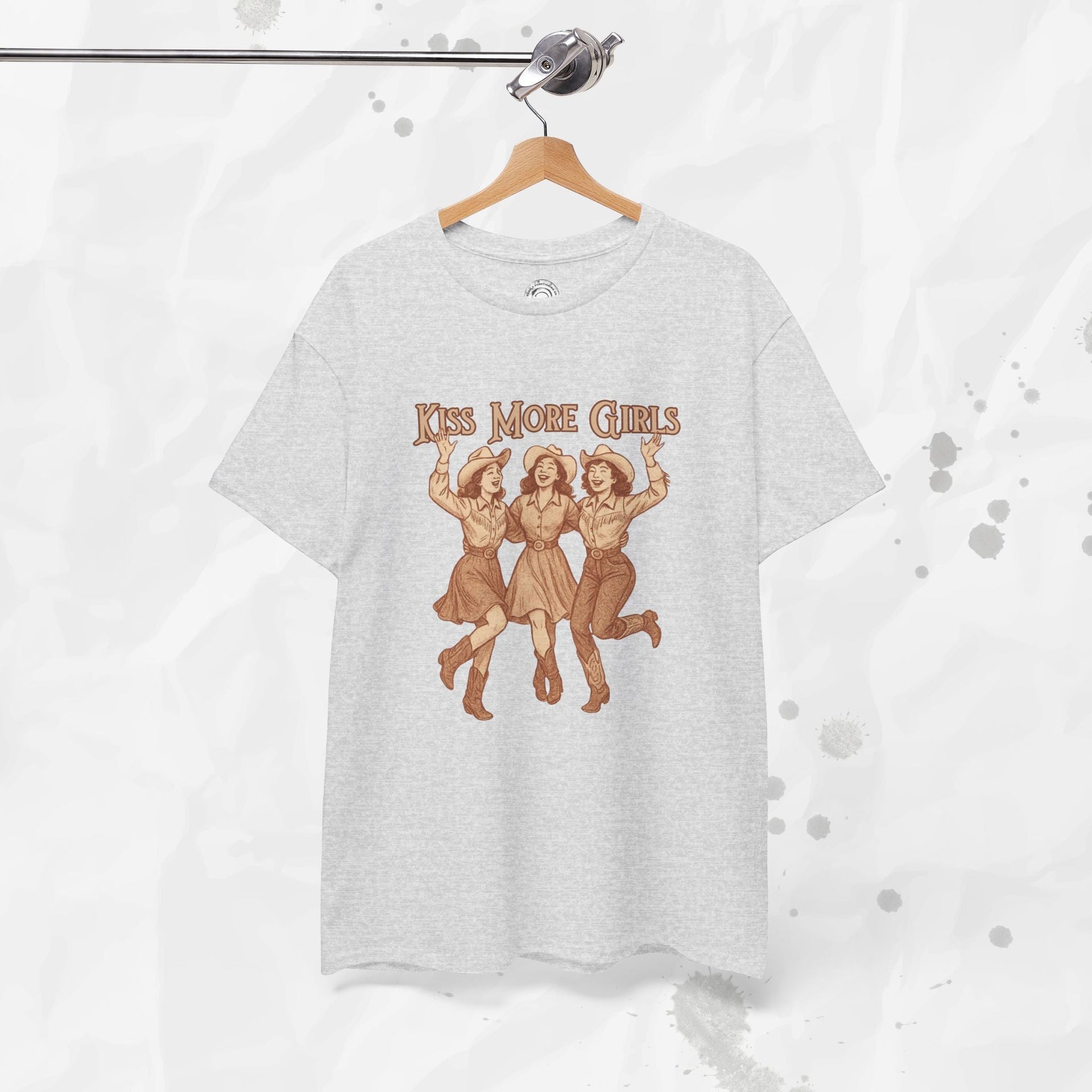 Kiss More Girls – T-Shirt