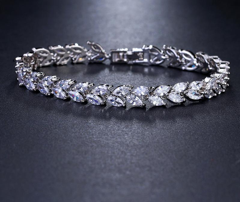 Four-leaf charm bracelet with white cubic zircon stones