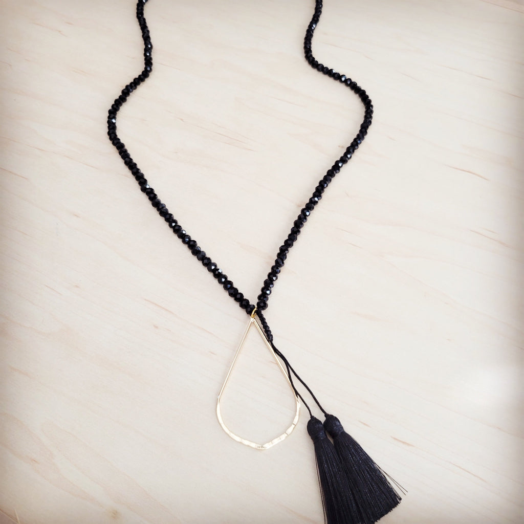 Black Faceted Bead Lariat Necklace with Gilded Teardrop Charm - Image 4