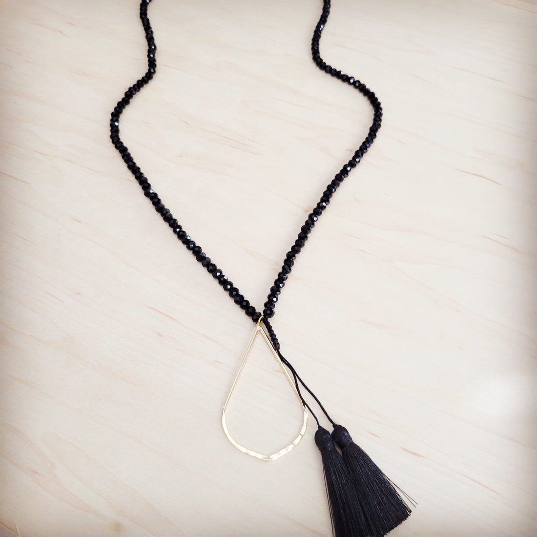 Black Faceted Bead Lariat Necklace with Gilded Teardrop Charm - Image 4