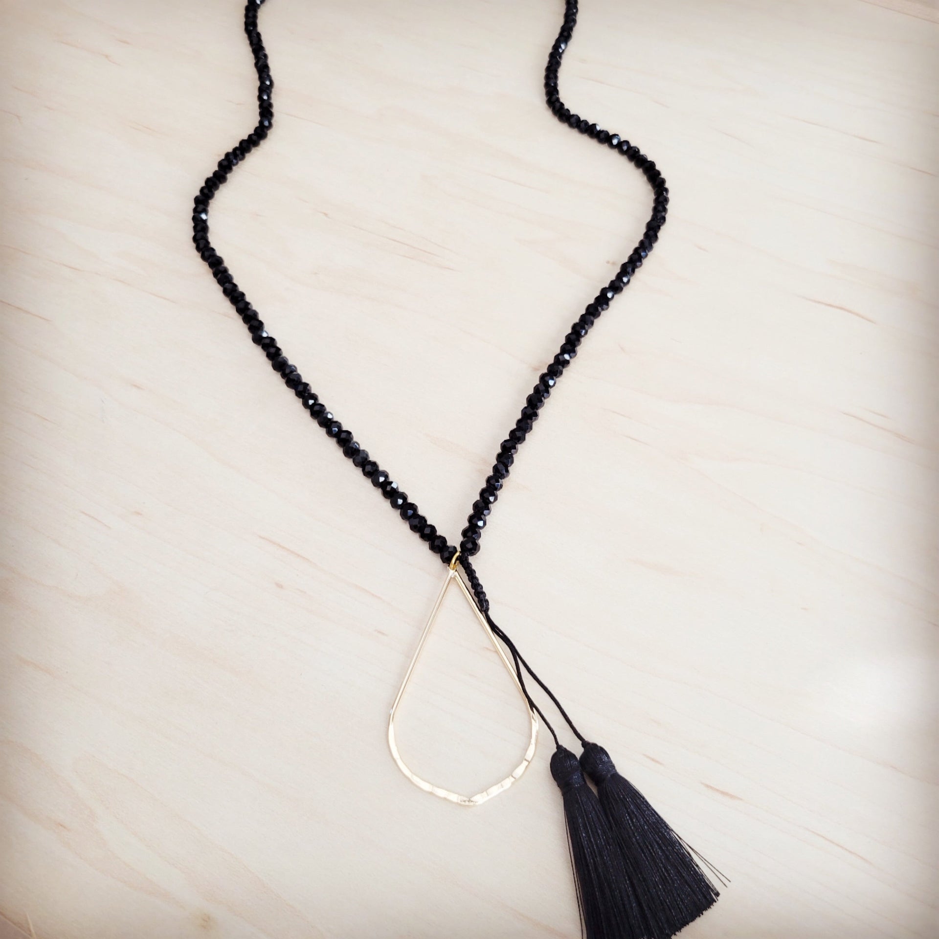 Black Faceted Bead Lariat Necklace with Gilded Teardrop Charm - Image 4