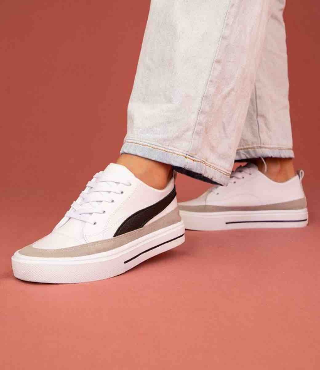 Maco Sneaker in Black/Gray featuring breathable mesh and a cushioned sole.
