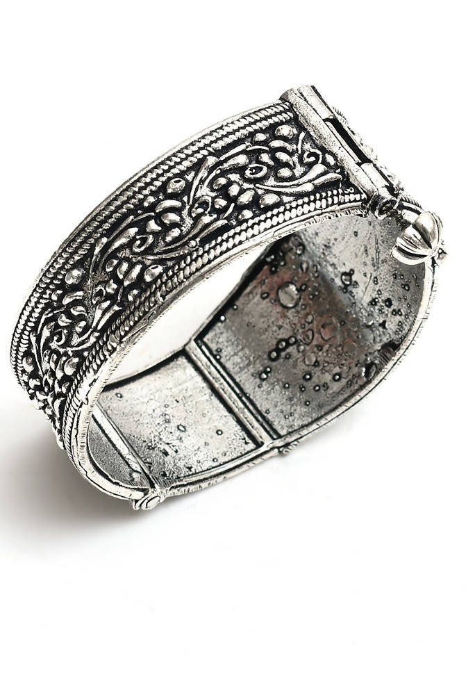 Handcrafted oxidised silver-plated bracelet with screw-type closure mechanism
