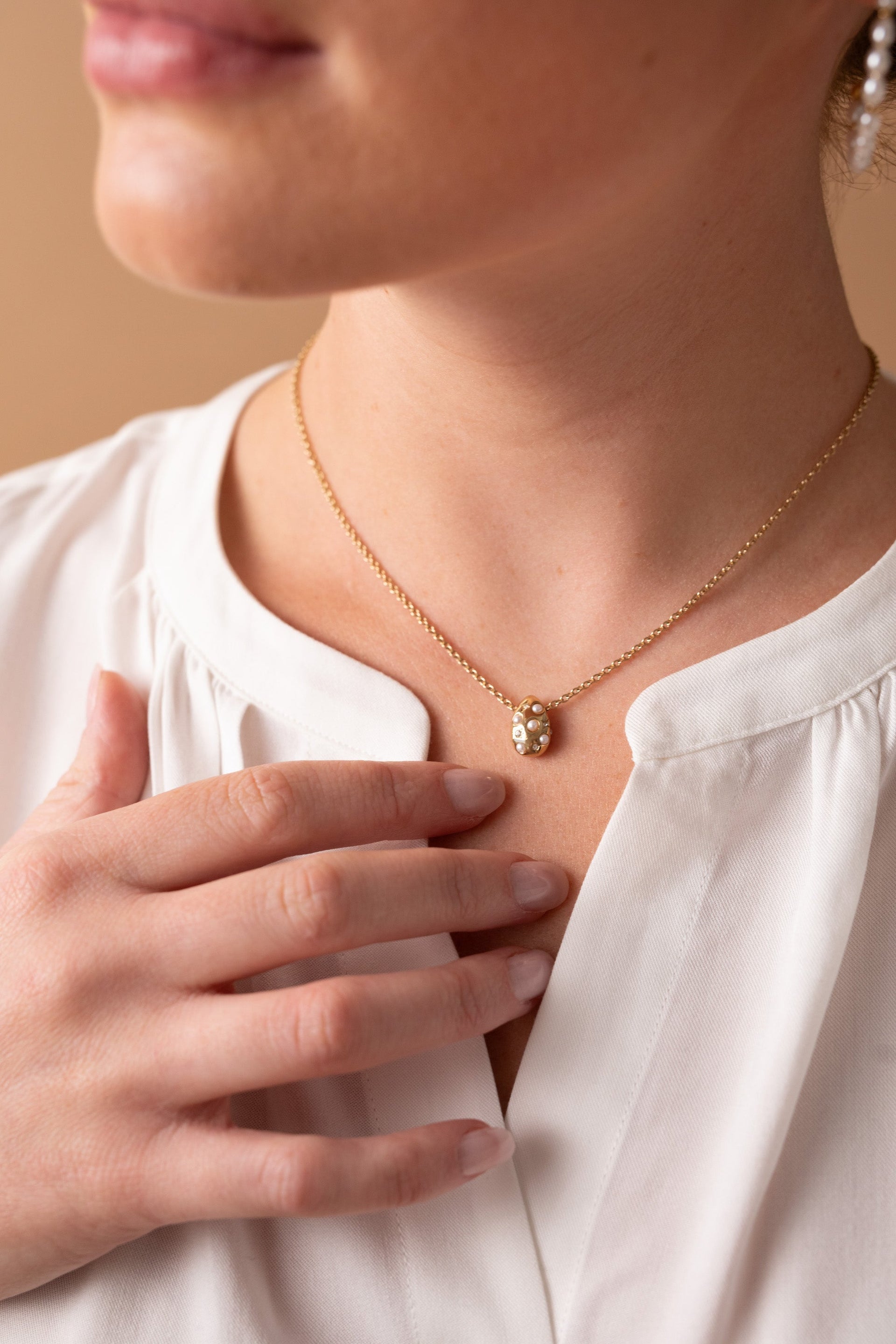 Pearl and Crystal Pendant Necklace with Etched Starburst Detail