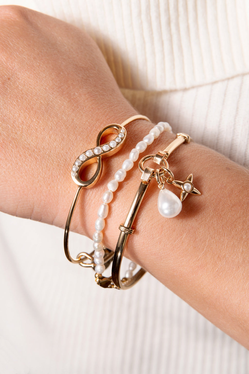Freshwater Pearl Bracelet in White and Gold Tones