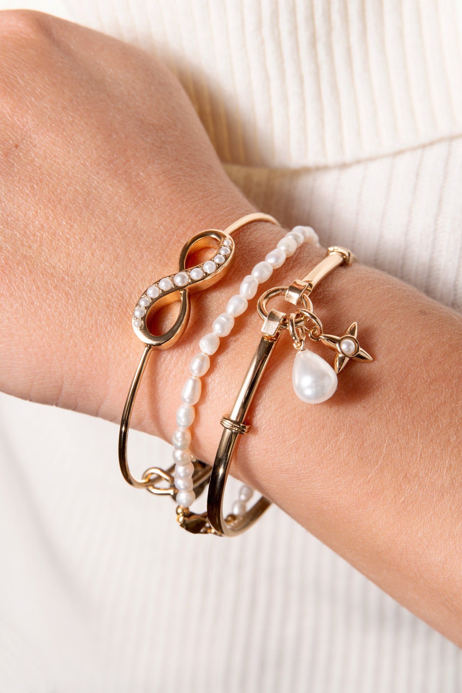 Freshwater Pearl Bracelet in White and Gold Tones
