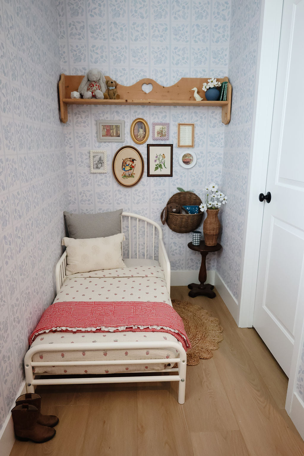 Francine Vintage-Inspired Floral Wallpaper - Light Blue & White